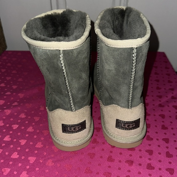 Brand New with tags Kids UGG size 5. Olive Green and beige. Box included. - Picture 3 of 6